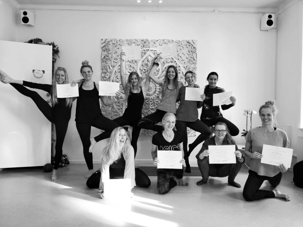 LagoYoga eksamen med gruppebillede yogalærer uddannelse